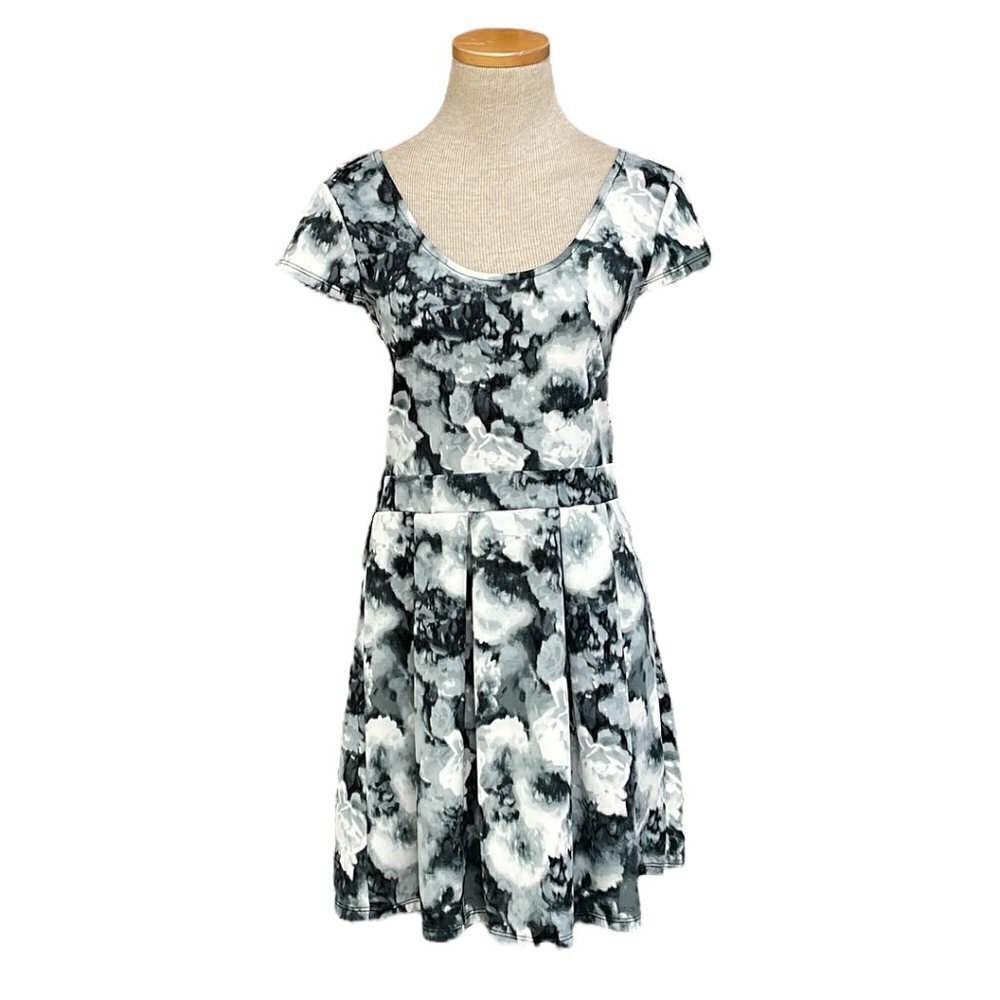 On Twelfth Dress Cut Out Back Black Gray Tie Dye Size Large Pleated